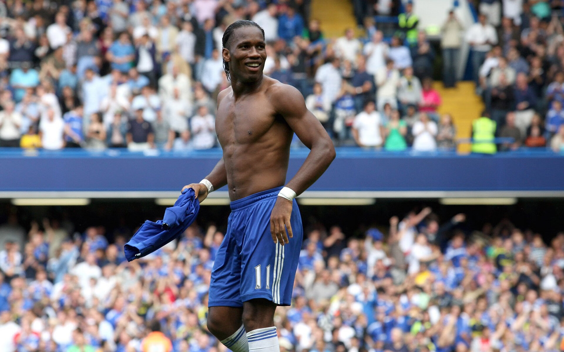 欧冠小组赛：曼城与拜仁在雨战中2比2握手言和 球员湿身抢镜